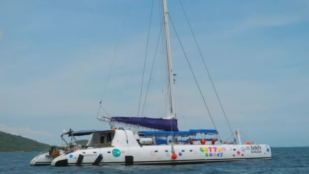 Katamarany, jachty i łodzie motorowe w Morze Andamańskie — Wideo stockowe