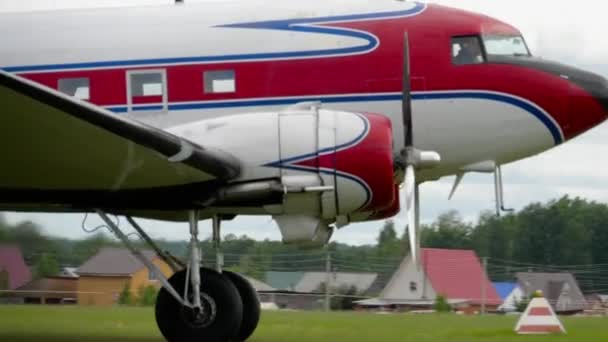 Douglas DC-3 ускоряется — стоковое видео