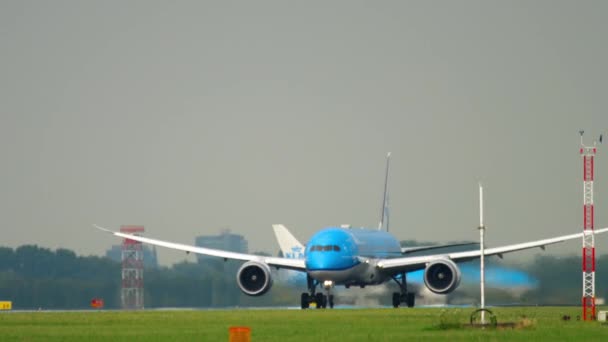 KLM Boeing 787 versnellen en opstijgen — Stockvideo