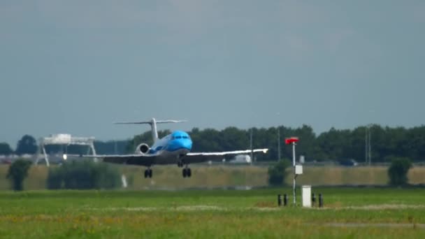 KLM Cityhopper Fokker 70 lądowanie — Wideo stockowe