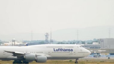 Uçak indikten sonra kalkıyor.