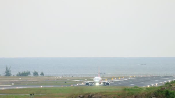 Airbus 320 salida del aeropuerto de Phuket — Vídeos de Stock