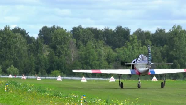 Avion de sport circulant au sol — Video