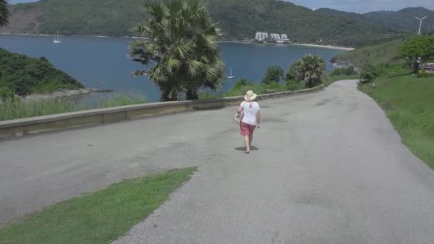 Turistas no ponto de vista Promthep — Vídeo de Stock