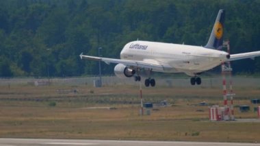 Lufthansa Havayolu 320 iniş yapıyor.