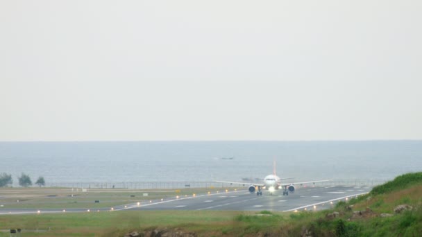 Salida del avión desde el aeropuerto de Phuket — Vídeos de Stock