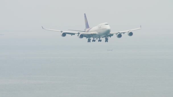 Thai Airways Boeing 747 acercándose sobre el océano — Vídeos de Stock