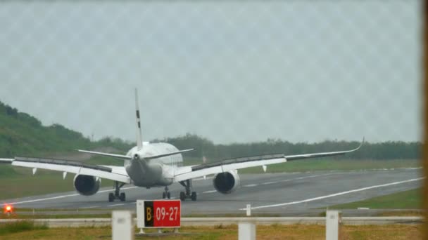 Літак приземлився в аеропорту Пхукета — стокове відео