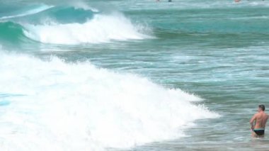 Dalgalar üzerinde plaj, Nai Harn, Tayland