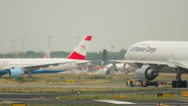 Lufthansa вантажу Md-11, буксирування перед вильотом — стокове відео