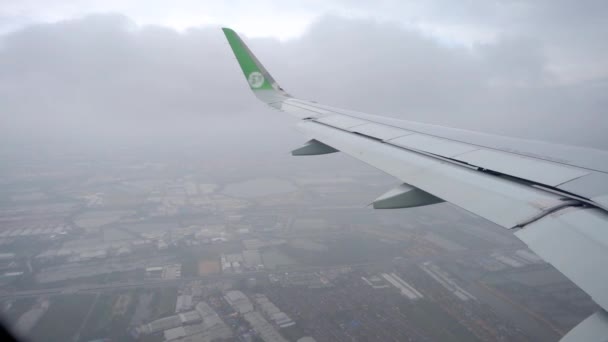 Avión descendiendo antes de aterrizar — Vídeos de Stock