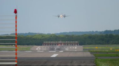 İnişten önce turboprop uçağı yaklaşıyor.