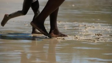 Baba ve kızı kumsalda oynarken