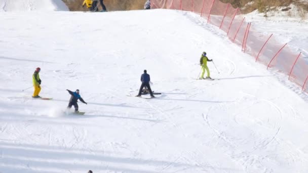 Amador esquiadores downhill — Vídeo de Stock