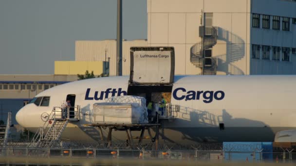 Letecká nákladní loď poblíž nákladního terminálu — Stock video