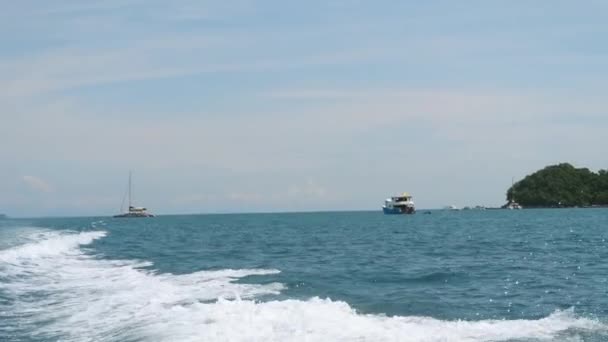 Catamarans, jachten en speedboten in de Andamanzee — Stockvideo