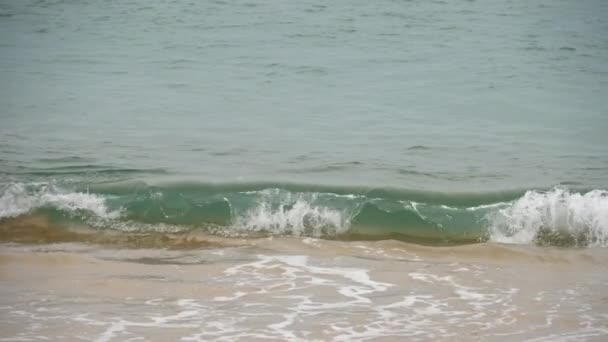 Ondas em uma praia de areia — Vídeo de Stock