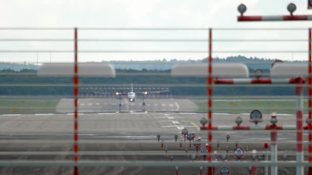 Avión aterrizando en Düsseldorf — Vídeos de Stock