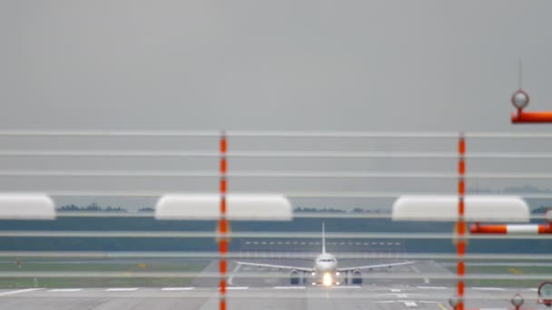 Despegue del avión desde el aeropuerto de Dusseldorf — Vídeos de Stock