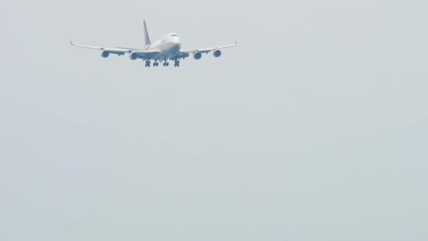 Thai Airways Boeing 747 se aproximando sobre o oceano — Vídeo de Stock