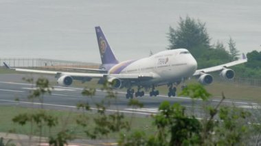 Phuket, Tayland - 28 Kasım 2017: Thai Airways Boeing 747 Phuket Uluslararası Havaalanı'nda açılış