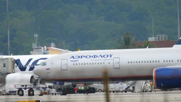 Remolque del avión antes de la salida — Vídeo de stock