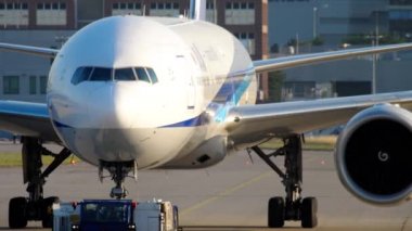 Uçak servise çekiliyor.