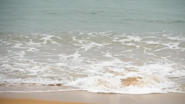 Ondas em uma praia de areia — Vídeo de Stock