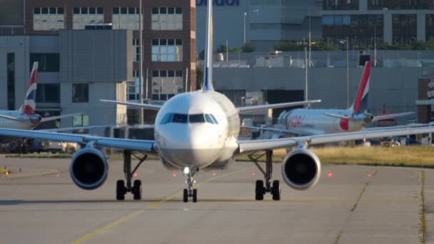 Lufthansa Airbus 320 taxiing — Stock Video