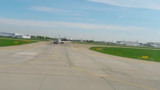 Frenado del avión después del aterrizaje — Vídeos de Stock