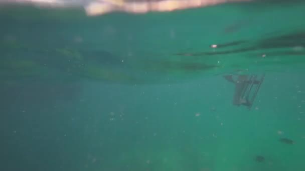 Vista submarina de la gente haciendo snorkel en el mar de Andamán — Vídeos de Stock