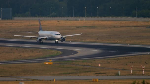 Lufthansa Airbus 320 bromsning — Stockvideo