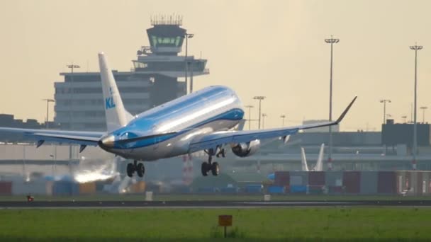 Leszállás a KLM Embraer Erj-175 — Stock videók