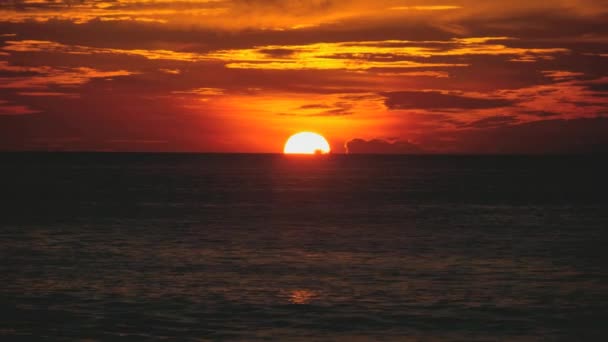 Puesta de sol roja sobre el océano — Vídeos de Stock