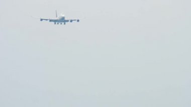 Tayland Havayolları Boeing 747 okyanus üzerinden yaklaşıyor.