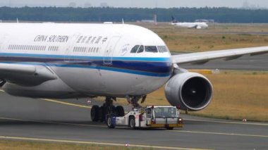 Servis dışı uçak çekici.