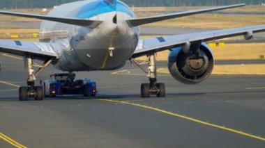 Uçak servise çekiliyor.