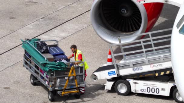 Uppladdning av bagage ombord på flygplanet — Stockvideo