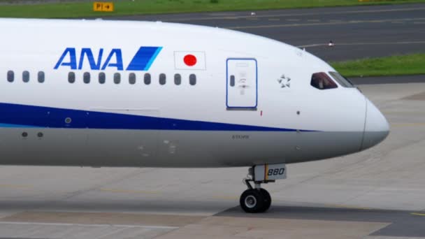Такси ANA Boeing 787 Dreamliner — стоковое видео