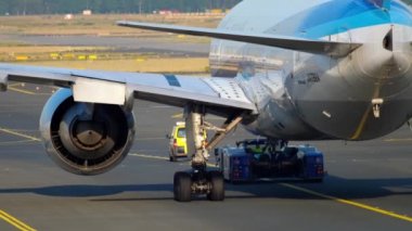 Uçak servise çekiliyor.