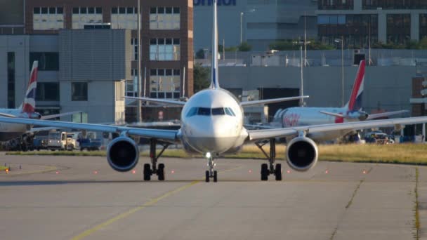 Lufthansa Airbus 320 taxiagem — Vídeo de Stock