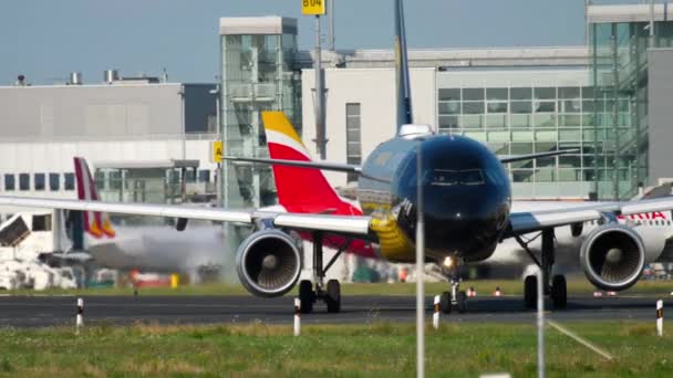 Avión en rodaje hasta el inicio — Vídeos de Stock