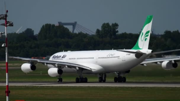 Dusseldorf Germania Luglio 2017 Mahan Air Airbus 340 Mmt Accelera — Video Stock