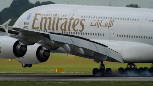 Airbus 380 Emirates aterrizaje — Vídeos de Stock