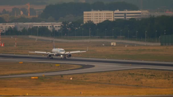 Lufthansa Airbus 320 beim Bremsen — Stockvideo