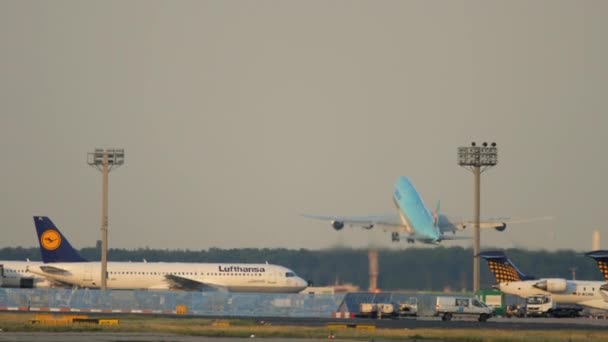 Avgång för Korean Air Boeing 747 — Stockvideo
