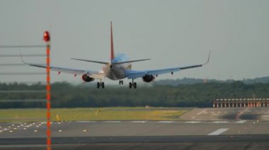 Uçak Düsseldorf 'a iniyor.