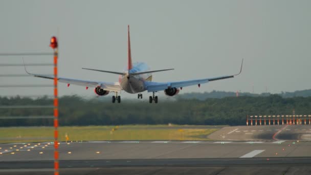 Avión aterrizando en Düsseldorf — Vídeos de Stock