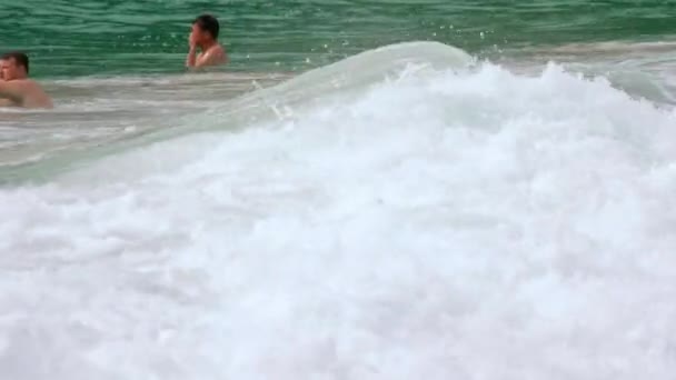 Dalgalarda sörfçü — Stok video