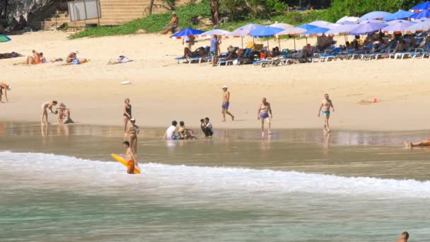 Főszezonban a Phuket Patong beach — Stock videók